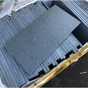 Гранитная плитка для мощения (Paving granite tile) Absolute Black 600x300x18мм F