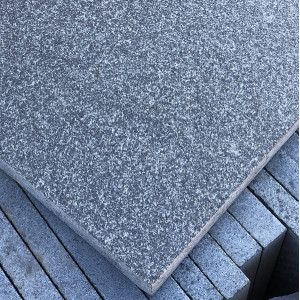 Гранитная плитка для мощения (Paving granite tile) Absolute Black 600x600x18мм F