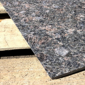 Гранитная плитка для мощения (Paving granite tile) Tan Brown 600x600x18мм F
